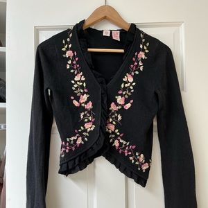 Vintage cropped cardigan with embroidered flowers.